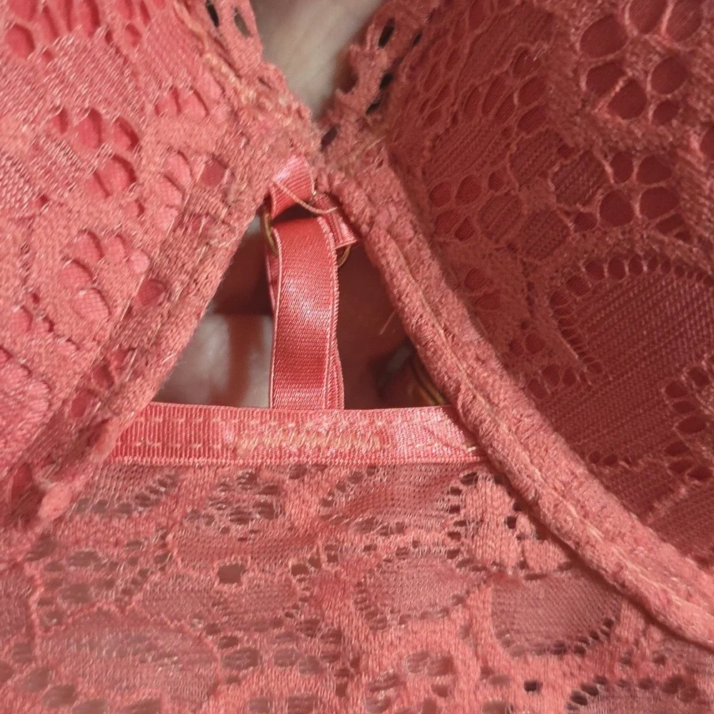 Kiss & Tell Intimates Women's Bra Coral Lacy Underwire‎ Padded Sz 44D EUC